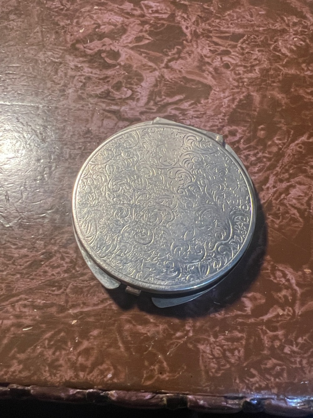 Vintage-Style Silver Embossed Compact Mirror - Silver Finish